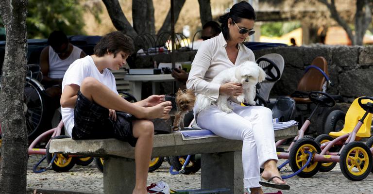 Luiza Brunet e Antônio passeiam com as cadelinhas