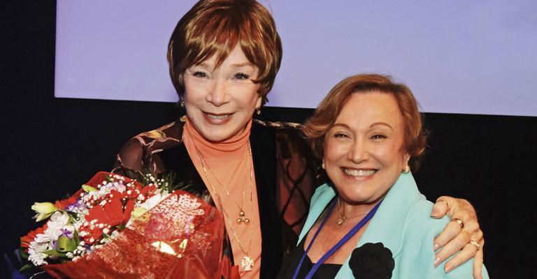 Shirley MacLaine abraça Nicette Bruno em Fórum da Longevidade