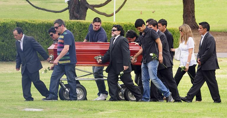 Emoção de Diego Maradona no adeus à mãe, a dona Tota