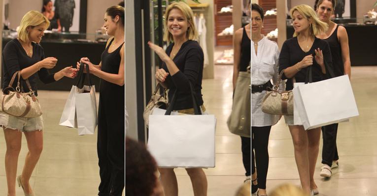 Animada, Thaís Fersoza faz compras no Rio