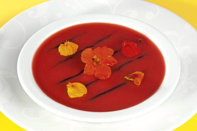 Receita Light: Sopa de morango com caldo de legumes