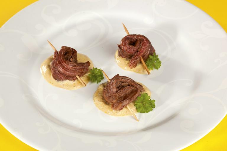 Receita Rápida: rolinho de Fraldinha ao molho de rum