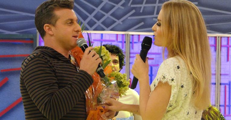 Angélica festeja 10 anos de ‘Videogame’ e recebe presente de Luciano Huck