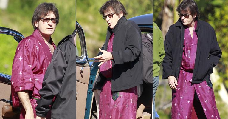 Trabalhando em um novo filme, Charlie Sheen é fotografado de roupão nas ruas de L.A.