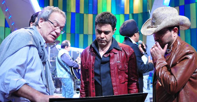 Zezé Di Camargo e Luciano recebem homenagem no ‘Som Brasil’