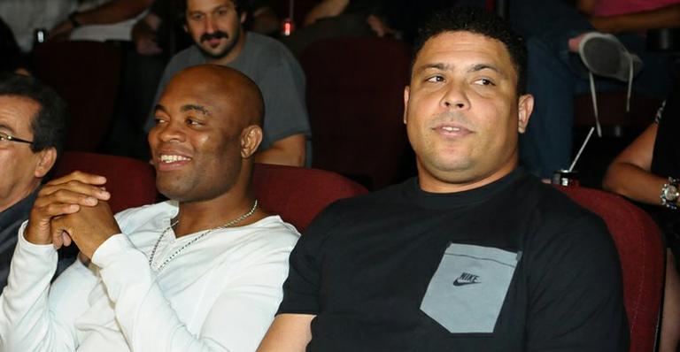 Anderson Silva prestigia Ronaldo em exibição de documentário
