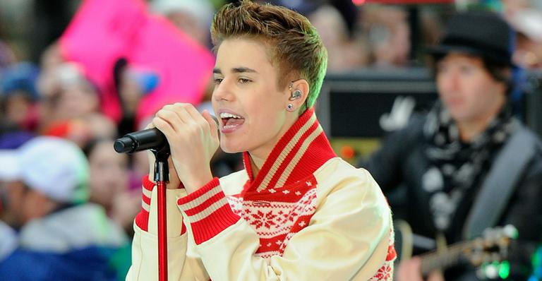 Justin Bieber erra letra de música de Natal durante apresentação