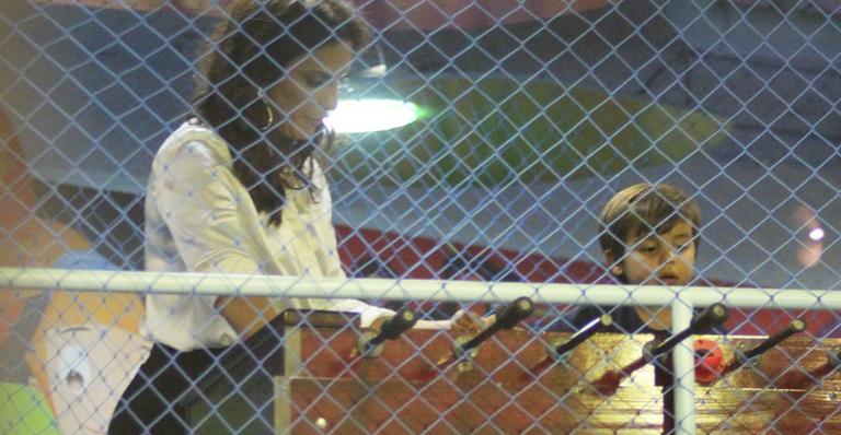 Ivete Sangalo brinca com o filho, Marcelo, em shopping no Rio