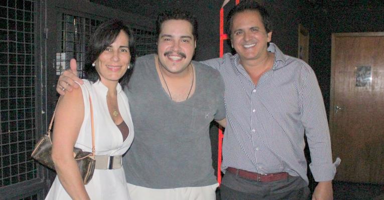 Gloria Pires e Orlando Morais assistem ao musical sobre Tim Maia