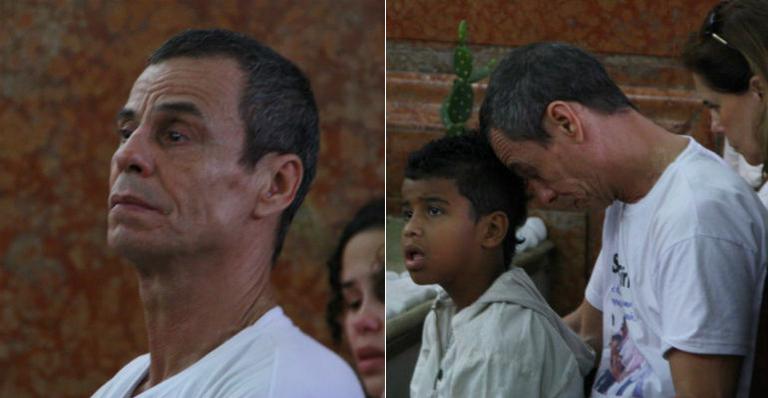 Carlinhos de Jesus reza pelo filho em missa de sétimo dia