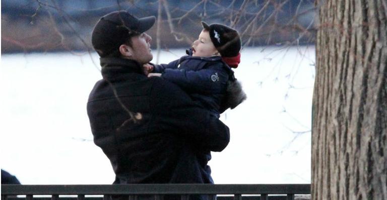 Sem Gisele, Tom Brady brinca com o filho Benjamin