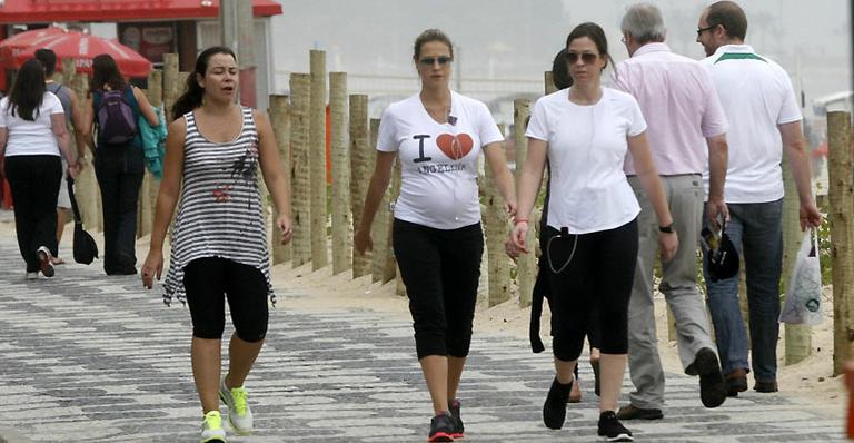 Grávida, Luana Piovani faz declaração a Angelina em passeio na orla