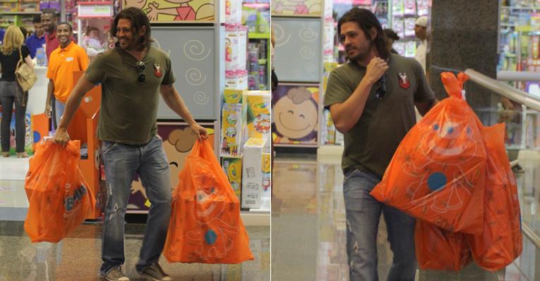 Dado Dolabella compra brinquedos em loja do Rio de Janeiro