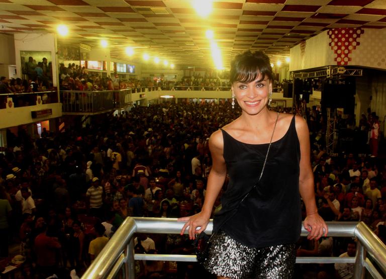 De shortinho, Suzana Pires se diverte durante ensaio na quadra do Salgueiro