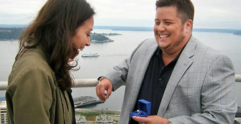Chaz Bono pede a mão de sua namorada durante programa de TV