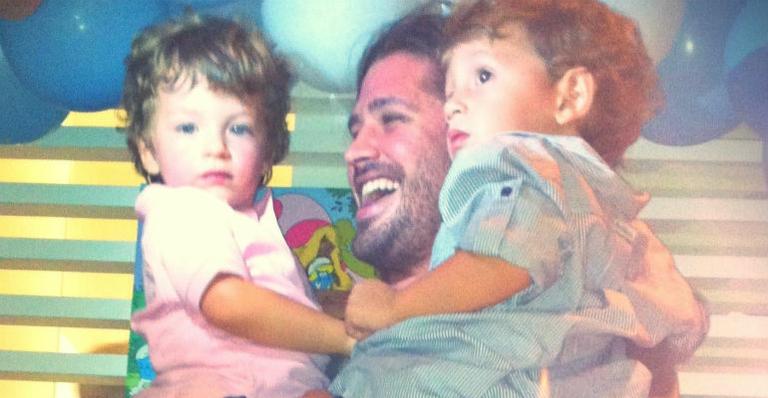 Dado Dolabella festeja união familiar com filhos