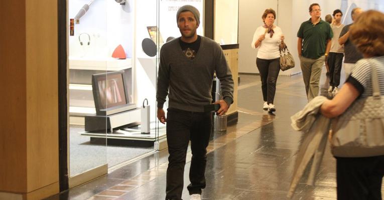Sem Giovanna Ewbank, Bruno Gagliasso circula por shopping carioca