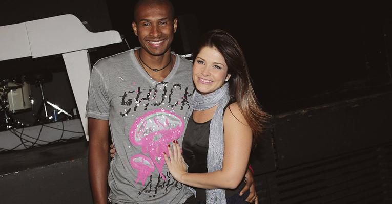 Apaixonada, Samara Felippo parabeniza Leandrinho