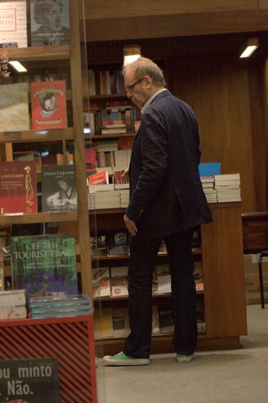 José Wilker confere novidades em livraria no Rio