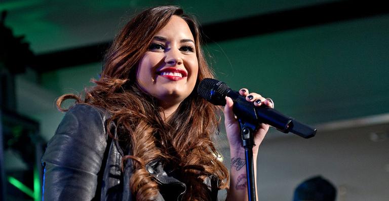 Assista ao vídeo: Demi Lovato perde megahair em show