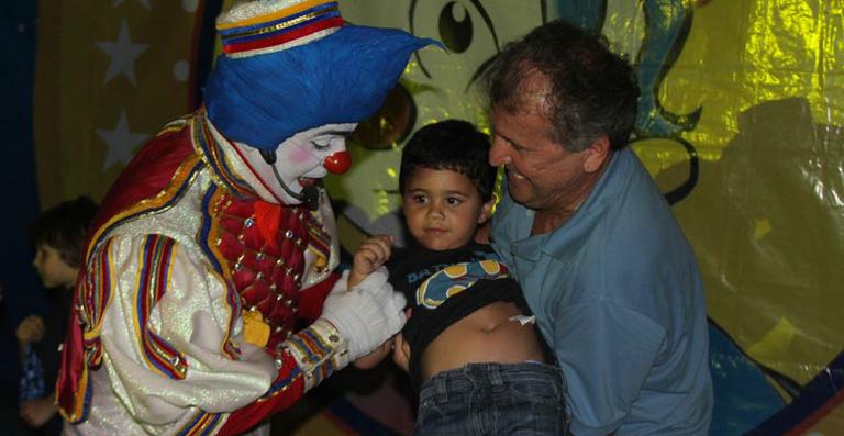 Zico se diverte com netos em circo no Rio de Janeiro