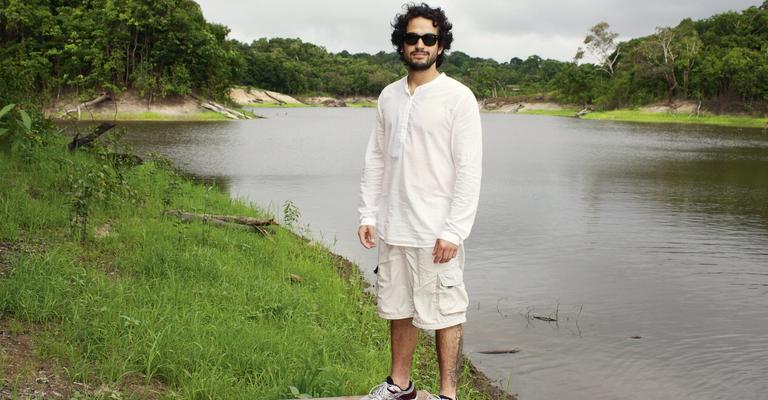 Ex-RBD Alfonso Herrera faz tour por Manaus