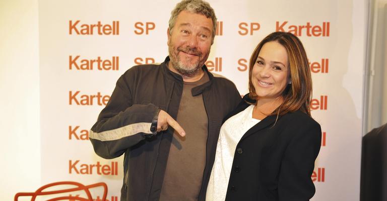 Gabriela Duarte vai a lançamento de cadeira do designer Philippe Starck em SP