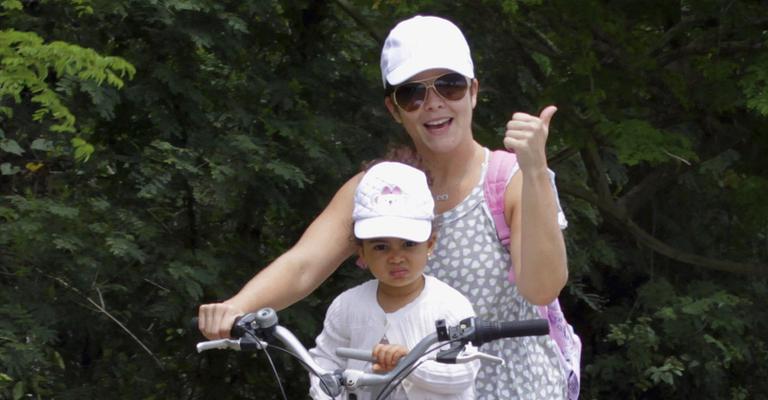 Samara Felippo passeia de bike com a filha