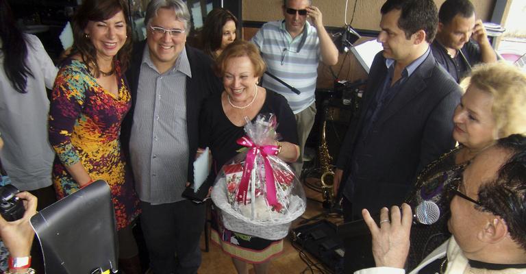 Nicette Bruno recebe prêmio como presidente da Casa da Fraternidade, em São Paulo