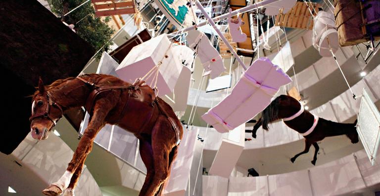 Maurizio Cattelan faz retrospectiva no Guggenheim