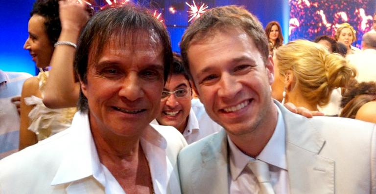 Tiago Leifert tieta Roberto Carlos durante as gravações do especial de fim de ano da Rede Globo
