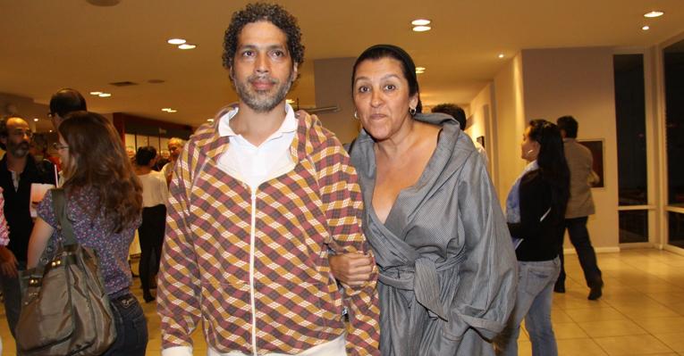 Regina Casé vai à pré-estreia com o marido no Rio