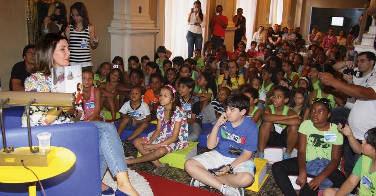 Fátima Bernardes incentiva a leitura durante projeto no Rio