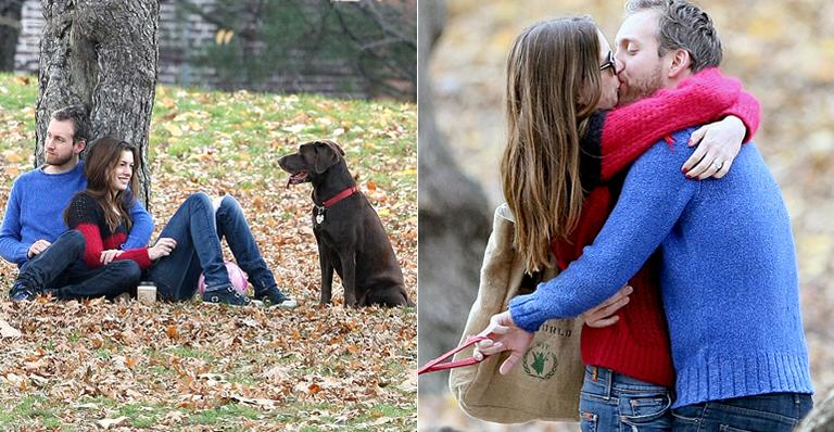 Anne Hathaway passa tarde com Adam e o seu cão