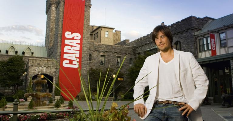 Roger Gobeth fala dos 11 anos de carreira no Castelo de CARAS