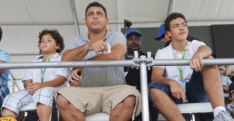 Ronaldo confere vitória de Mark Webber em São Paulo