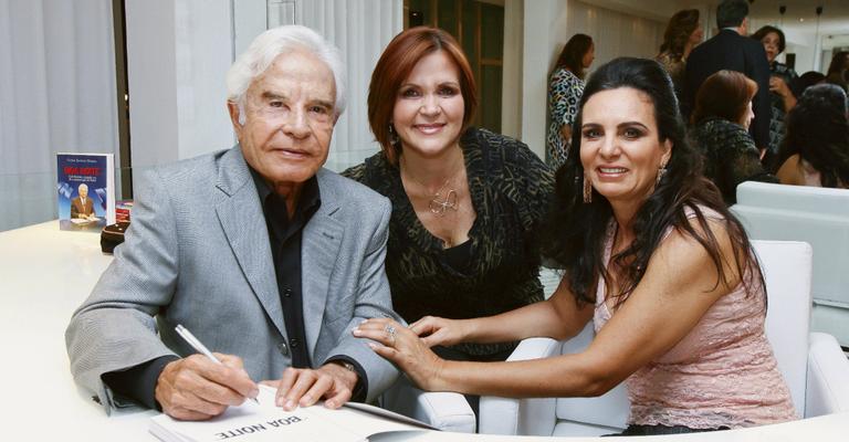 Cid Moreira participa de sessão de autógrafos de sua biografia