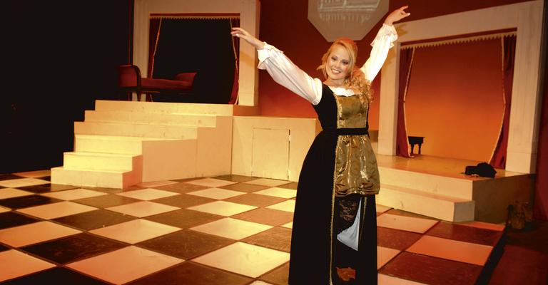 Bia no palco do João Caetano, caracterizada como Bianca, da obra de Shakespeare.