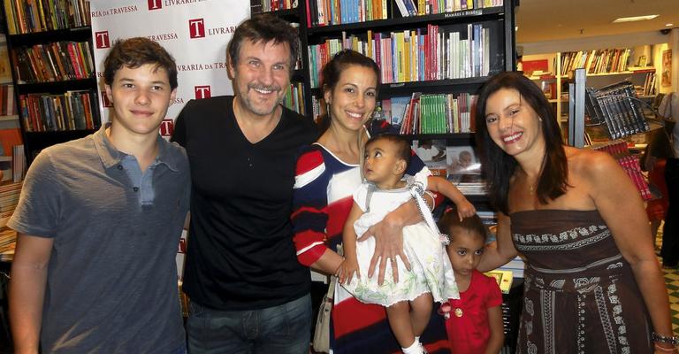 Antonio Calloni lança livro com a família no Rio