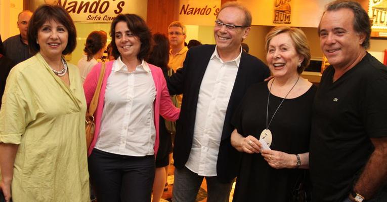 Tony Ramos encontra os amigos Aracy Balabanian e José Wilker no teatro