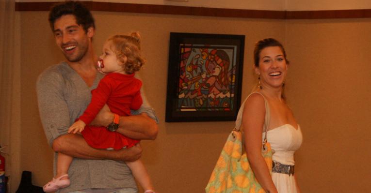 Victor Pecoraro leva esposa e filha em exposição de Romero Brito