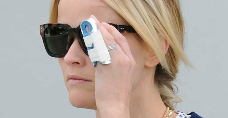 Após torcer o tornozelo e ser atropelada, Reese Witherspoon aparece com tala no dedo