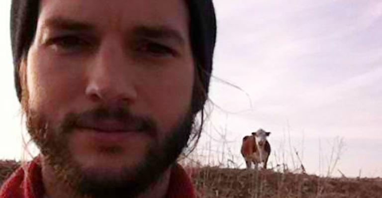 Ashton Kutcher espairece no campo após divórcio de Demi Moore