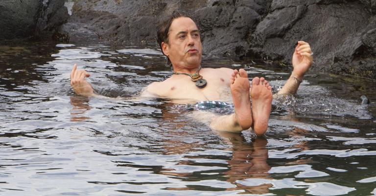 Robert Downey Jr. curte o Havaí com a esposa