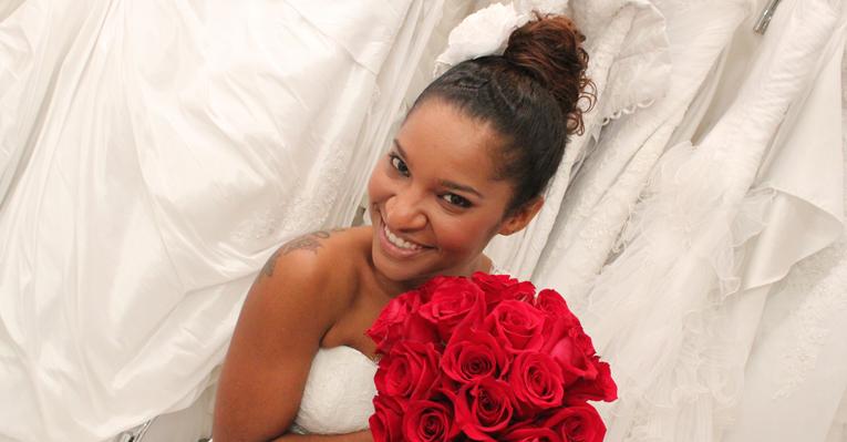 Larissa Luz, vocalista do Araketu, desfila com vestido de noiva