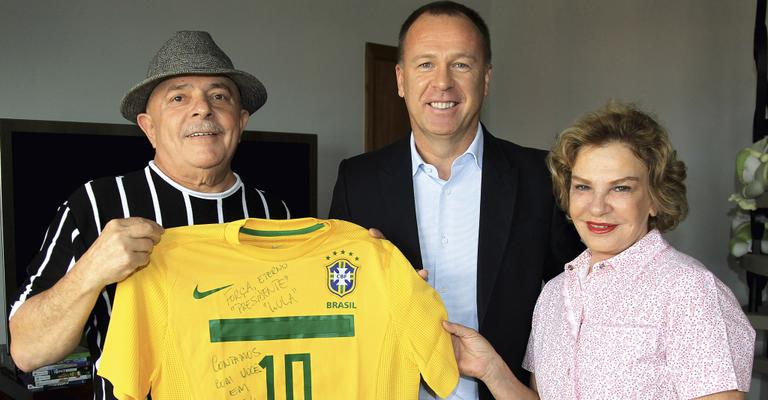 Em tratamento, Lula recebe presente de Mano Menezes