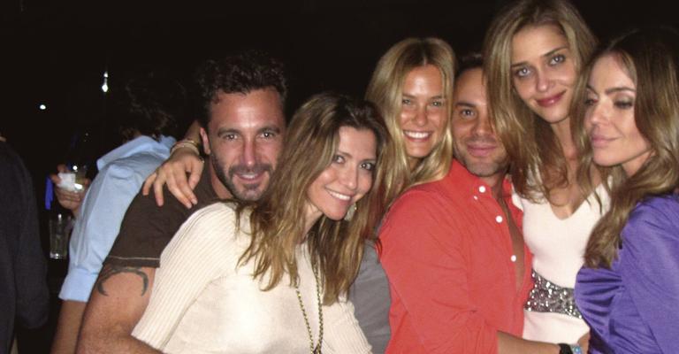 Bar Refaeli se diverte com vips em São Paulo