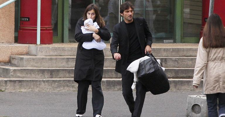 Leonardo acompanha namorada na saída da maternidade
