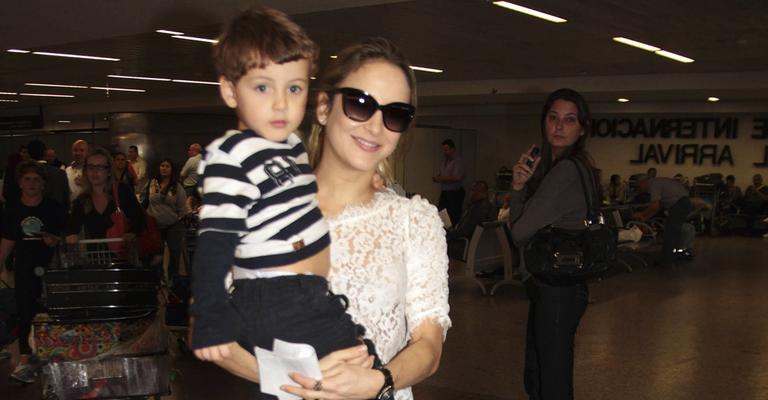 Claudia Leitte desembarca em São Paulo com o filho