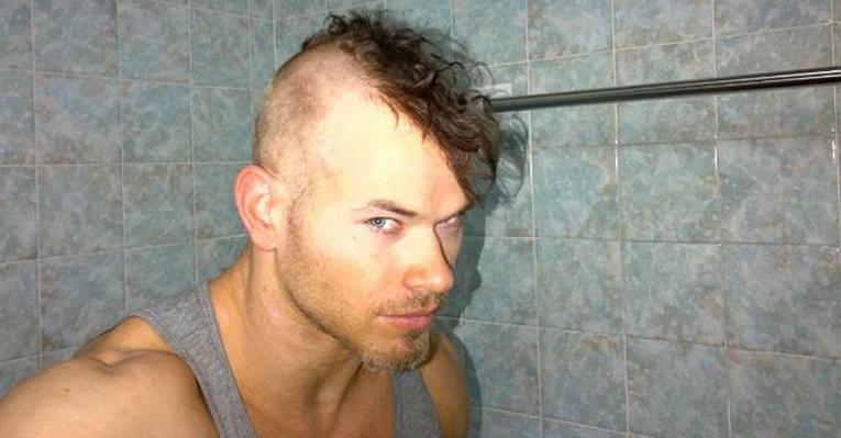 Kellan Lutz adota visual moicano